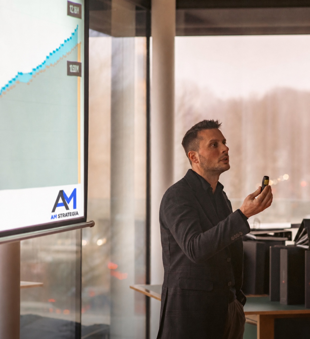 Alessio Maistro durante una presentazione di strategia commerciale